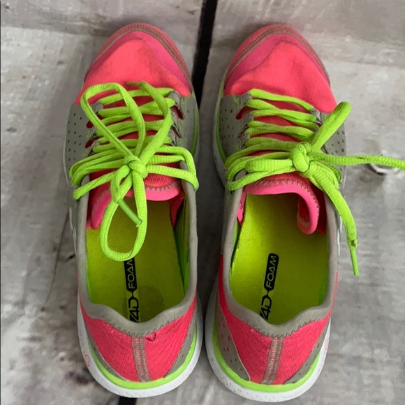 Under Armour micro g 4D foam sneaker in 5.5 - Picture 6 of 16